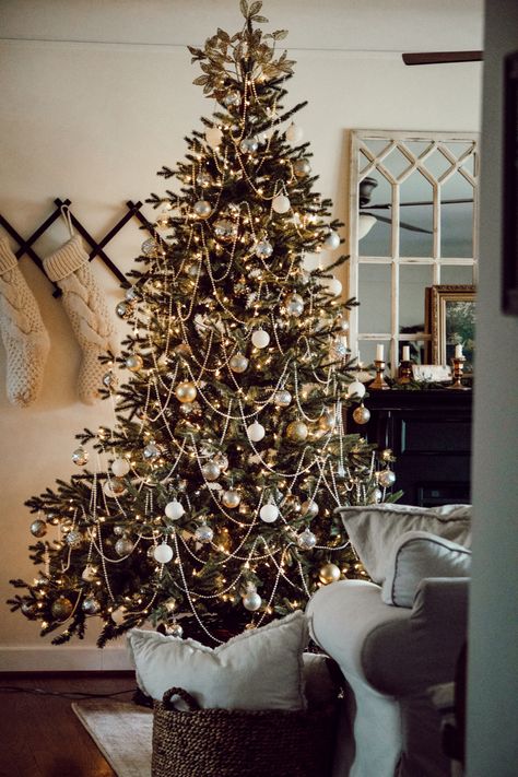 Christmas Tree Ideas 2023 Trends, Luxe Christmas Tree, Old Fashion Christmas Tree, Christmas Decor Trends, Christmas Tree Decorating Ideas, Tinsel Christmas Tree, Tree Decorating Ideas, Christmas Tree Decorating, Classy Christmas