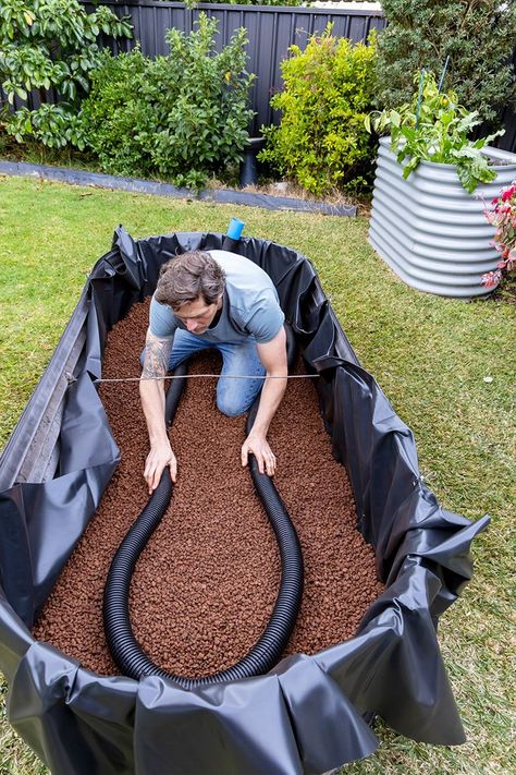 Veggie Planter Ideas, Wicker Garden Beds, Round Planter Bed, Diy Wicking Garden Bed, Wicking Bed Garden, Outdoor Gardening Ideas, Portable Flower Beds, Self Watering Raised Garden Beds Diy, Diy Above Ground Garden Raised Beds