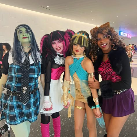 Monster High Group Halloween Costume, Cute Halloween Costumes Monster High, Two Friends Halloween Costume Ideas, Hallowen Costume Ideas For Groups, Group Of 4 Outfits, Bratz Doll Costume Halloween Ideas Group, Halloween Ideas Costumes Group, Monsterhigh Halloween Costume Group, Halloween Costumes Women Monster High