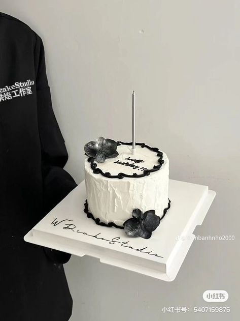 Black And White Bday Cake, Black And White Theme Cake, Black And White Cake Aesthetic, Cake Hitam, Black And White Birthday Cake, 19th Birthday Cakes, Modern Birthday Cakes, Cake For Boyfriend, White Birthday Cakes