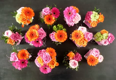 bouquet décoration de table fleurs orange rose décoration florale flashy Deco Table Champetre, Tropical Sweet 16, Rehearsal Dinner Planning, Orange And Pink Wedding, Graduation Party Table, Deco Orange, Mexican Baby Shower, Sunset Party, Bright Wedding Flowers