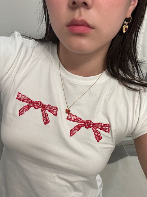 Bow Tee Shirt, Bow T-shirt, Embroidery On Tops, Graphic Tees Diy, Red Baby Tee, School Girly, Balletcore Aesthetic, Embroidered Tee Shirt, Red And White Shirt