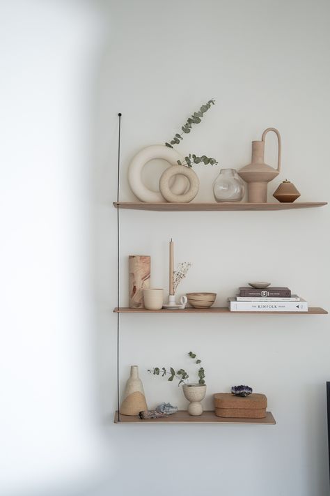 Minimalist Wall Shelf, Japandi Decor Accessories, Lamps Neutral, Shelving Unit Decor, Minimalist Shelf Decor, Decorate Kitchen Shelves, How To Decorate Kitchen Shelves, Minimalist Shelves Decor, Minimalist Shelf