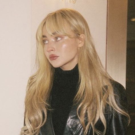 Sabrina Carpenter Hair Straight, Sabrina Carpenter Before And After, Sabrina Carpenter Haircut Round Face, Sabrina Carpenter Fringe, Curtain Bangs Sabrina Carpenter, Sabrina Carpenter Side Profile, Sabrina Bangs, Sabrina Carpenter Hair Layers, Bangs Sabrina Carpenter