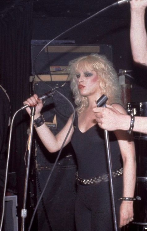 Emma Appleton Nancy Spungen, Nancy Spungen Aesthetic, Nancy Spungen Makeup, Nancy Spungen Style, Groupie Aesthetic, 70s Goth, Classic Rock Fashion, Nancy Spungen, Punk Couple