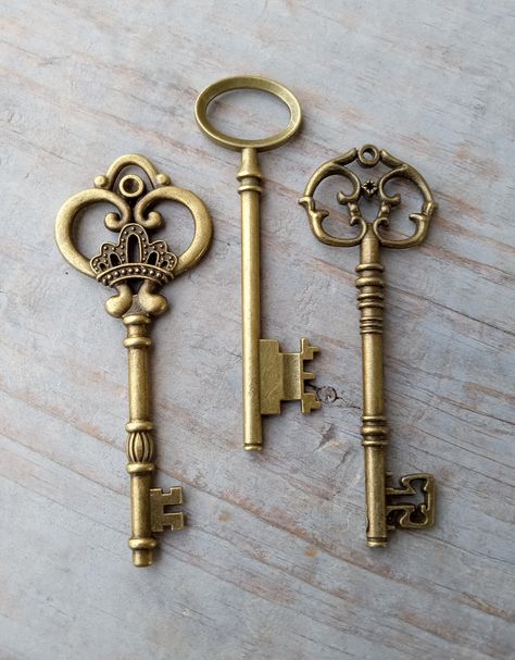 3 Large Skeleton Key Pendants in a Rustic Bronze Finish! (3.15 to 3.25 inches long) Great finding for making bracelets, necklaces, earrings, other jewelry projects, steampunk creations, wedding decorations,  and scrapbooking! You will receive: 1 of each key as pictured color: antiqued bronze Double-sided; the design is on both sides. material: metal alloy; does not contain lead. Please let me know if you have any questions, or if you would like a listing for a different quantity! LOOKING FOR SOM Old Keys Aesthetic, Cool Keys, Key Concept Art, Vintage Keys Decor, Key Pictures, Decorative Keys, Old Decoration, Steampunk Creations, Old Lock