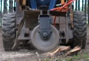 Homemade Stump Grinder - HomemadeTools.net Tree Stump Grinder, Used Garden Tractors, Skid Loader, Stump Grinder, Cheap Apartment Decorating, Diy Side Table, Garden Power Tools, Farm Tools, Garden Tool Storage