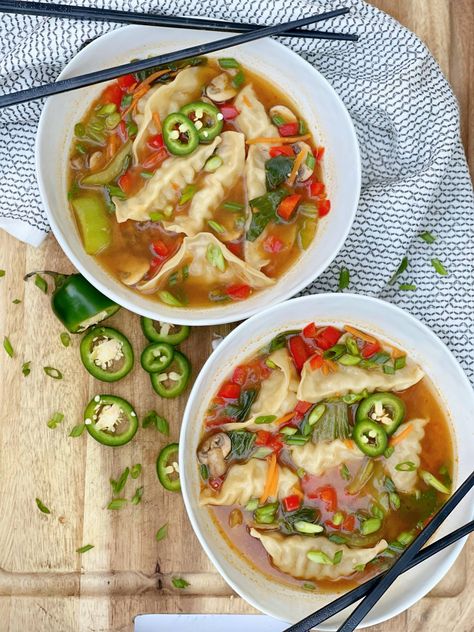 Miso Ginger Gyoza Soup Gyoza Soup, Vegetarian Diet Recipes, Tofu Soup, Slow Cooker Stew, Spicy Soup, Dumplings For Soup, Soup Dinner, Miso Soup, Slow Cooker Soup