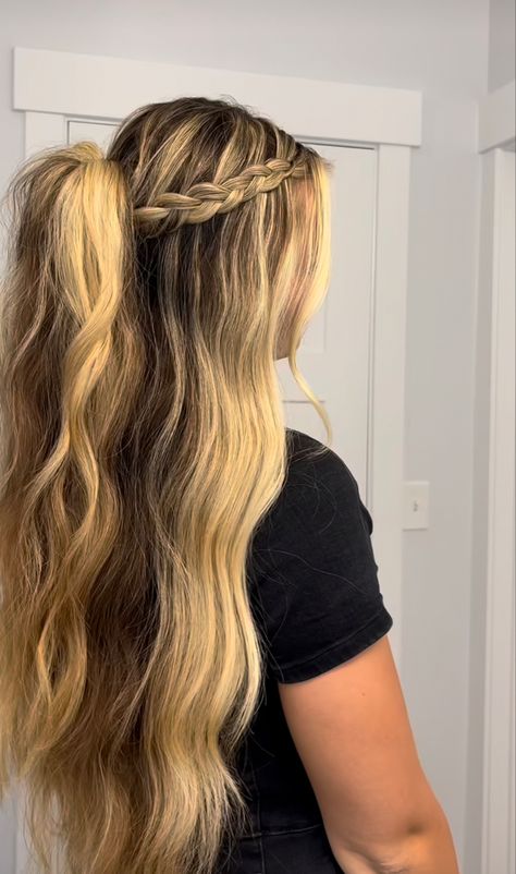 Graduation Hair, Hairstyle Examples, Simple Prom Hair, Prom 2024, Vlasové Trendy, Dance Hairstyles, Peinados Fáciles Para Cabello Corto, Hair Stylies, Hairdo For Long Hair