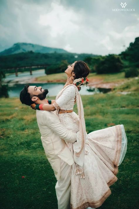 Tamil Engagement Photos, Kerala Engagement Photography, Hindu Wedding Poses, Kerala Engagement Couple Dress, Engagement Photos Kerala, Engagement Stills Indian, Hindu Engagement Dress Kerala, Kerala Engagement Dress Hindus Couple, Engagement Kerala