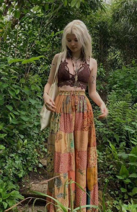 Hippie outfit idea Hippie Girl Outfits, Hippie Outfit Inspo, Hippie Fits, Moda Hippie, Haine Diy, Hippie Lifestyle, Outfits Unique, Estilo Hippy, Mode Hippie