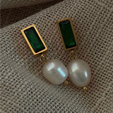 Emerald Pearl Earrings! Emerald And Pearl Earrings, Ear Rings For Women In Gold, Kada Bangles, Coral Jewelry Set, Labret Jewelry, Temple Jewellery Earrings, Beautiful Jewelry Diamonds, Antique Gold Earrings, Simple Jewellery