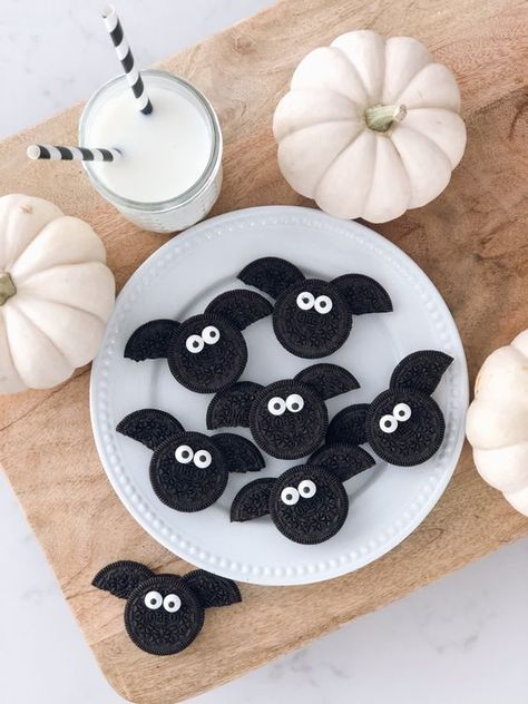 Halloween oreos Bat Desserts Halloween Treats, Halloween Treats Bats, Halloween Food Oreo, Halloween Oreo Bats, Oreo Cookie Bats Halloween, Halloween Bat Snacks, Oreo Cookie Halloween Ideas, Oreo Bat Cookies, Halloween Bat Food Ideas