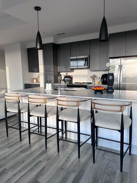 Kitchen Bar Stools Modern, Apartment Kitchen With Bar Stools, Stool For Kitchen Island, Golf And Black Kitchen, Bar Stools White Kitchen Island, White Counter Bar Stools, Black And White Bar Stools Kitchen Island, Black White And Gold Kitchen Bar Stools, Island Furniture Kitchen