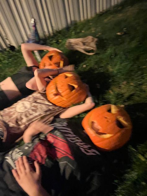 Pumpkins On Head Photoshoot, Carved Pumpkin Photoshoot, Some People Even Think Its Fun To Smash Pumpkins, Pumkin Carving Head Photoshoot, Fall Activities With Friends Aesthetic, Halloween Friend Activities, Halloween Ideas For Friends, Photoshoot Halloween Ideas, Candid Fall Photos