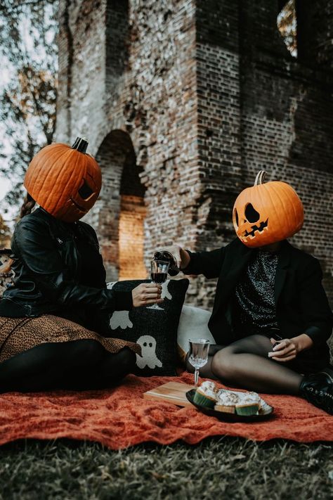 Photoshoot trend gone right! Pumpkin Head Shoot, Pumpkin Head Photoshoot Friends, Pumpkin Head Photoshoot, Head Photoshoot, Handmade Halloween Costumes, Netflix Horror, Best Halloween Costumes Ever, Fall Friends, Horror Series