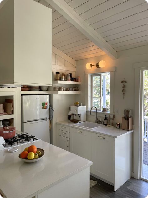 Beach Cottage Tiny House, Venice Beach Bungalow, Small Cottage Beach House, Beach Guest House, Beach Bungalow Aesthetic, Small Beach Bungalow Interior, Small Beach Kitchen, Small Beach Apartment, Small Beach Home