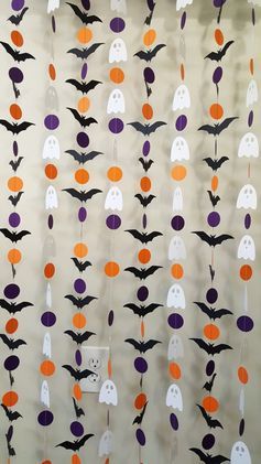 Halloweenpyssel Barn, Dekorasi Halloween, Halloween Party Decor Diy, Halloween Decor Diy, Circle Garland, Easy Diy Halloween Decorations, Halloween Paper Crafts, Casa Halloween, Homemade Halloween Decorations