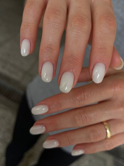 Ongles de mariee ou demoiselle dhonneur blanc laiteux, classe et intemporel 🤍 #aesthetic #nails #ongles #manucure #russianmanicure Ongles Blanc Laiteux Nail Art, Nail Blanc, Nails Court, Demi Permanent, Ongles Nails, Aesthetic Nails, Wedding Nails, Beauty Nails, Toe Nails