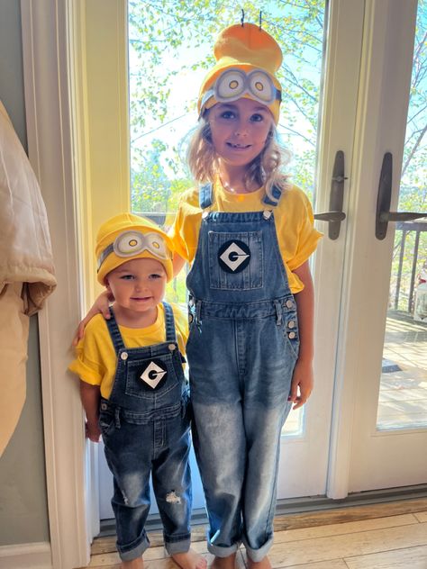 Minions DIY Halloween Costumes #Minions #DiyHalloweenCostumes #HalloweenIdeas #Easy #SoCute Girls Minion Costume, Halloween Costumes Minions, Girl Minion Costume, Diy Minion Costume, Coraline Costume, Minion Costume, Diy Minions, Girl Minion, Minion Halloween