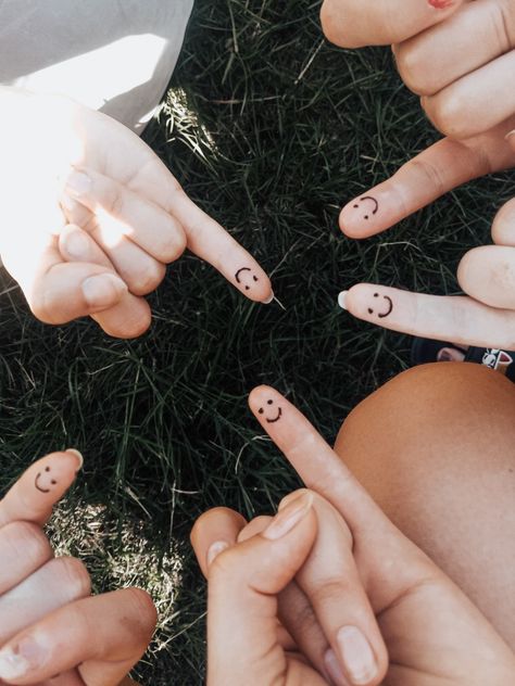 Friends with matching tattoos of smiley faces on their pinkies Matching Mehndi Designs, Henna Smiley Face, Henna Friendship Tattoo, Smiley Face Finger Tattoo With Friend, Best Friend Henna Designs, Henna Designs Matching, Preppy Henna, Face Henna, Matching Henna