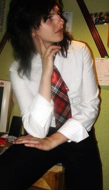 Emo Formal Outfit, Emo Shirt, Girl Emo, Emo Shirts, Pop Punk Bands, Outfit School, Tartan Tie, Emo Outfits, Emo Girls