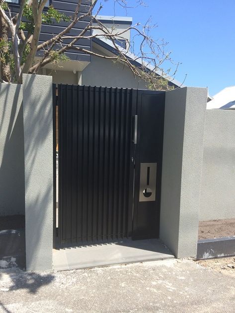 Front Pedestrian Gate Design, Front Electric Gate Ideas, Pedestrian Gate Entrance Ideas, Pedestrian Gate Entrance, Pedestrian Gate Design, Gates Modern, Pvc Gate, Modern Gates, Old Houses Renovation