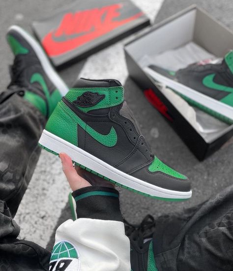 Jordan 1 Outfit Women Street Style, Air Jordan 1 Pine Green, Jordan 1 Pine Green, Jordan 1 Green, Jordans Sneakers Outfit, Air Jordan Basketball Shoes, Jordan 1 Outfit Women, Air Jordan 1 Outfit, Jordan Shoes Girls