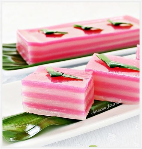 Kuih Lapis (Steamed Layer Cake):  Steamed Kuih Lapis is a popular snack in Malaysia and Singapore and it literally means layer cake in...[read more at Food Frenzy] Kuih Lapis, Masakan Malaysia, Malaysian Dessert, Kek Lapis, Indonesian Desserts, Asian Cake, Wallpaper High Quality, Malaysian Cuisine, Steamed Cake