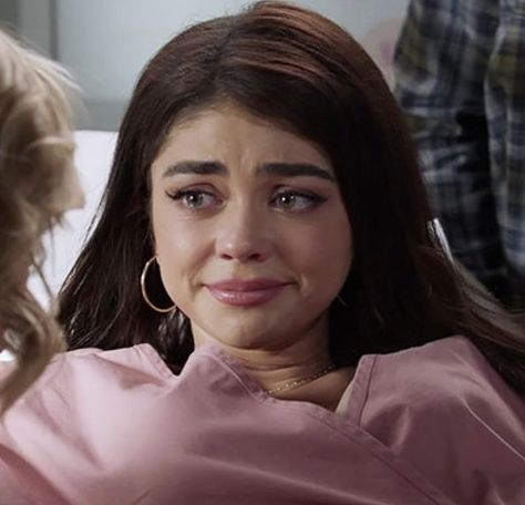 Sarah Hyland Modern Family, Modern Family Season 1, Haley Dunphy, Peyton Clark, Sarah Hyland, Disney Aesthetic, Netflix Series, Modern Family, Season 1