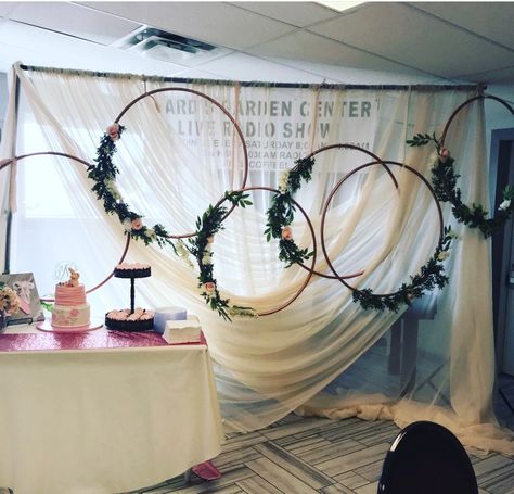 Gold Hoop Decoration, Wedding Hula Hoop Decor Diy, Hula Hopp Wedding Decor, Hula Hoop Flower Arrangements, Hula Hoop Ceiling Decoration, Hula Hoops Decoration, Hoola Hoop Photo Booth Frame, Hula Hoop Wedding Decor, Hoola Hoop Backdrop