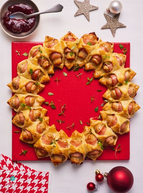 Pigs In Blankets Christmas, Festive Buffet Ideas, Pigs In A Blanket Christmas Wreath, Holiday Pigs In A Blanket, Pigs In Blanket Wreath, Christmas Savoury Baking, Boxing Day Food Ideas, Boxing Day Buffet Ideas, Christmas Day Starters