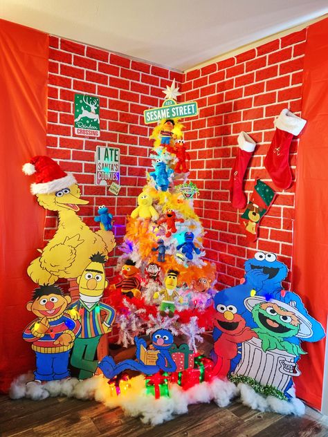 Elmo Christmas Tree, Sesame Street Christmas Tree Ideas, Elmo Christmas Tree Ideas, Sesame Street Christmas Tree, Elmo Christmas, Sesame Street Christmas, Dinosaur Christmas Tree, Christmas Tree Theme, Muppets Christmas