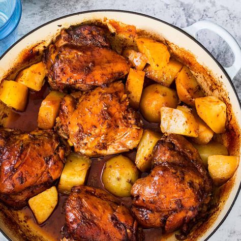 Chicken Adobo With Potatoes, Adobado Chicken, Pollo Guisado Salvadoreño, Pollo Colorado, Adobo Chicken Mexican, Guajillo Chicken, Pollo Adobo, Latina Recipes, Mexican Adobo