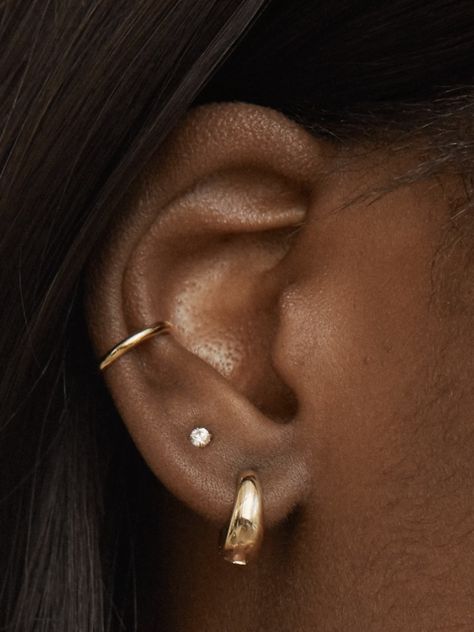 Minimal Ear Piercings Classy, Clean Girl Piercings, Earing Stack Ideas, Minimalistic Ear Piercings, Ear Piercings Stack, 2 Ear Piercings Ideas Simple, Aesthetic Piercings Ear, Ear Piercing Ideas Simple, Gold Ear Piercings Aesthetic