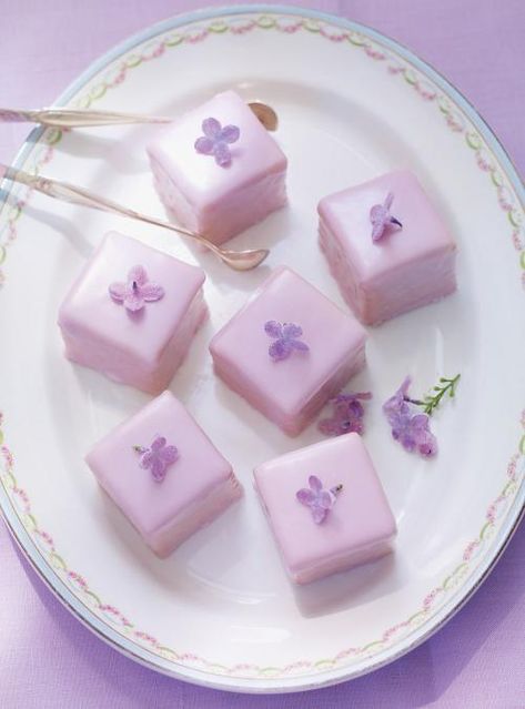 Crystallized Lilac Petits Fours Chip Dips, Almond Pound Cakes, Formda Kal, Cupcake Cake, Cute Desserts, Sugar Rush, Edible Flowers, Mini Desserts, Marzipan