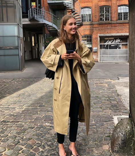 Amalie Moosgaard Nielsen on Instagram: “Everything is uncertain and tumultuous right now but brighter times are ahead and it will be sweet 😚😚” Amalie Moosgaard, Trench Coat Outfit, Coat Women Fashion, Stil Inspiration, Padded Coat, 2023 Autumn, Loose Outfit, Coat Outfits, Trench Coats Women