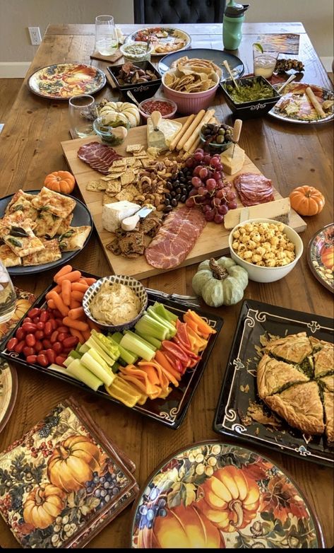 Food Set Up, Boat Food Ideas, Party Food Buffet, Party Food Platters, Boat Food, Lake Food Ideas Summer, Charcuterie Recipes, Lake Food Ideas, Food Ideas Summer