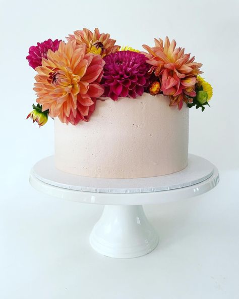 Dahlia Cake Flowers, Wedding Cake With Dahlias, Round Cake With Flowers, Wedding Cake Dahlia, Dahlia Wedding Cake, Cake Covered In Flowers, Buttercream Flowers Cake, Dahlia Cake, Taco Cake