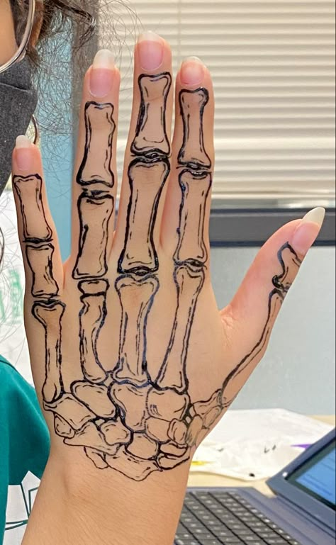 Skeleton Hand Sharpie, Hand Doodles Skeleton, How To Draw Skeleton On Hand, Skeleton Drawing On Hand Easy, Hand Drawing Tattoo Design, Skeleton Hand Design, Hand Drawing Bones, Skeloten Hand Tat, Skeleton Hand Paint