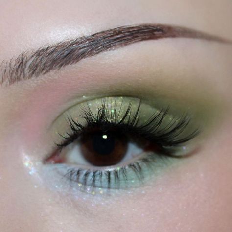 Pale Green Eyeshadow, Pastel Green Eyeshadow Looks, Light Green Makeup Looks Prom, Tiana Quinceanera, Green And Blue Eyeshadow Looks, Princess Tiana Makeup, Light Green Makeup Looks, Sage Green Makeup Look, Tiana Makeup