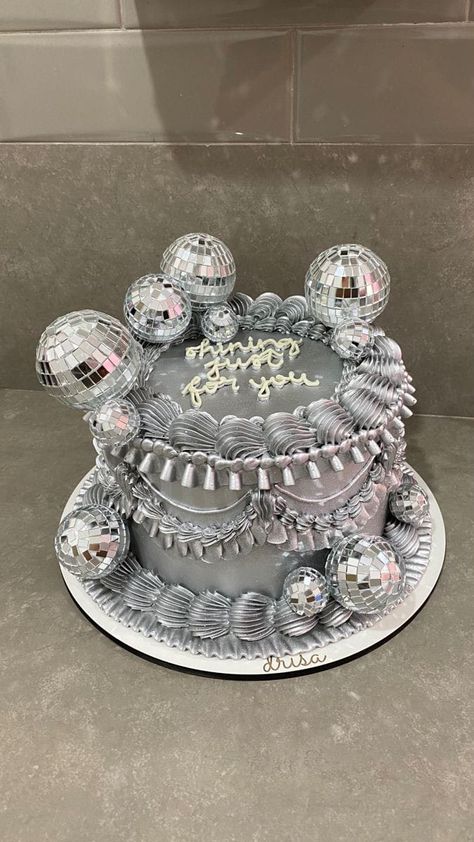 Mirrorball Cake Taylor Swift, Disco Party Cake Ideas, Bolo Da Taylor Swift, Disco Cakes Birthday, Sweet 17 Cake, Festa Taylor Swift, Folklore Cake, Birthday Cake Taylor Swift, Disco Themed Cake