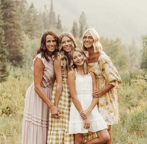 Family Photoshoot Mom And Daughters, Sisters Family Photos, Mom And Sisters Photoshoot, Mom And Daughters Photo Ideas Older, Women Family Photoshoot, Mom And Daughter Pictures Older, Spring Family Picture Outfit Ideas, Family With Older Kids Poses, Family Picture Ideas With Teenagers