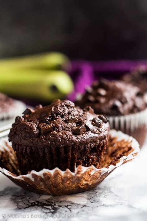 Chocolate Banana Muffins - Deliciously soft and moist chocolate muffins that are full of banana flavour, and studded with chocolate chips! Chocolate Cherry Muffins, Chocolate Banana Muffins Recipe, Banana Muffins Recipe, Double Chocolate Chip Muffins, Greek Yogurt Muffins, Cherry Muffins, Fruity Recipes, Yogurt Muffins, Chocolate Banana Muffins