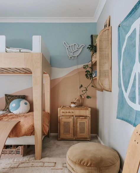 🇦🇺Designer Wallpaper, Wall Decals & Interiors™️ on Instagram: “⭐️Ollie’s room!⭐️ @raffaela.sofia has created so many magic rooms featuring our wallpaper. If you’ve been following our stories today, you…” Creative Room Design, Surf Bedroom, Surf Room Decor, Ocean Themed Bedroom, Surf Room, Kids Rooms Inspo, Big Kids Room, Toddler Boys Room, Boys Rooms