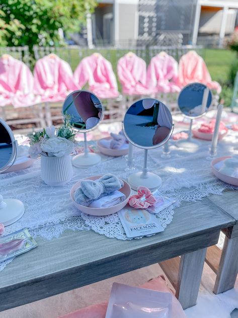 Spa Table Ideas, Spa Picnic Party, Spa Party Set Up Ideas, Spa Table Set Up, Sorority Spa Night, Unicorn Spa Birthday Party, Skincare Party Ideas, Spa Party Backdrop Ideas, Wellness Party Ideas