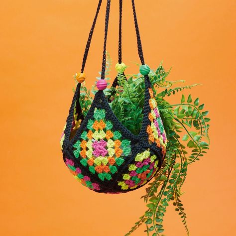 Simply Crochet | It's time for our monthly #hooktohook designer challenge. We gave two crochet designers the same yarn and asked them to create a unique… | Instagram Crochet Room, Crochet Plant Hanger, Simply Crochet, Hanging Plant Holder, Crochet Wall Hangings, Crochet Plant, Crochet Basket Pattern, Crochet Decoration, Crochet Home Decor