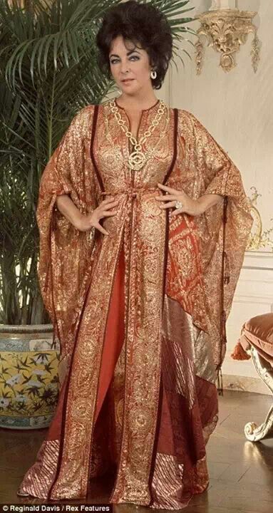 Elizabeth Taylor 70s Caftan, Kaftan Outfit, Thea Porter, Elizabeth Taylor Jewelry, Violet Eyes, Moroccan Caftan, Actrices Hollywood, Outfit Trends, Elegantes Outfit