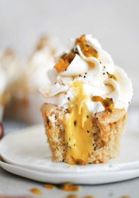 Passionfruit cupcakes recipe | Ft Sproud | The Little Blog Of Vegan Light Cupcakes Recipe, Passion Fruit Whipped Cream, 5 Star Desserts, Passionfruit Cupcakes, Passionfruit Curd, Whipped Buttercream, Passionfruit Recipes, Wallpaper Food, Dessert Aux Fruits