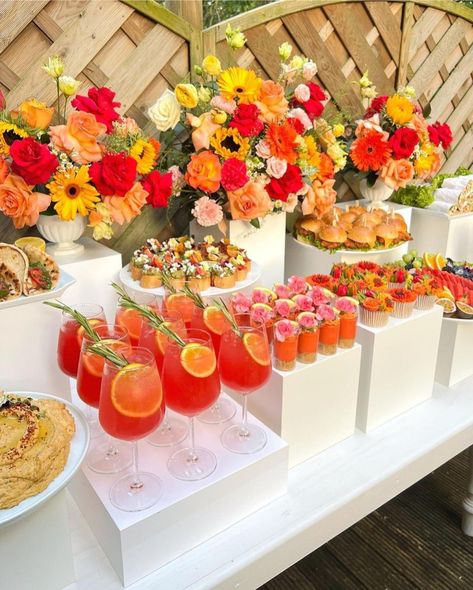 Brunch Setup Ideas, Brunch Setup, Brunch Mesa, Grad Party Theme, Creative Catering, Brunch Decor, Bridal Shower Inspo, Birthday Dinner Party, Grad Party Decorations